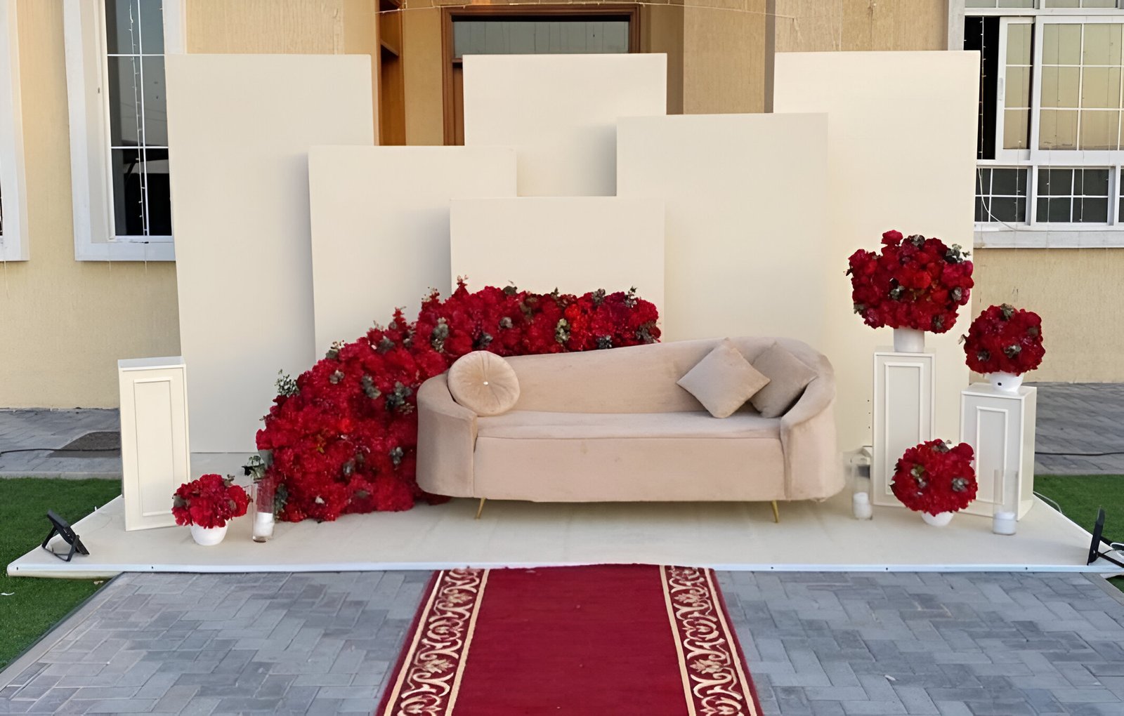       ديليزيا العين -    كوشات  اعراس فخمة   | أفكار كوشات  اعراس فخمة | تصاميم كوشات |   ديكور  كوشات  ورد طبيعي 

                        كوشة اعراس  اريكة ب لون بيج مزينة بورود   حمراء و سجاد احمر 